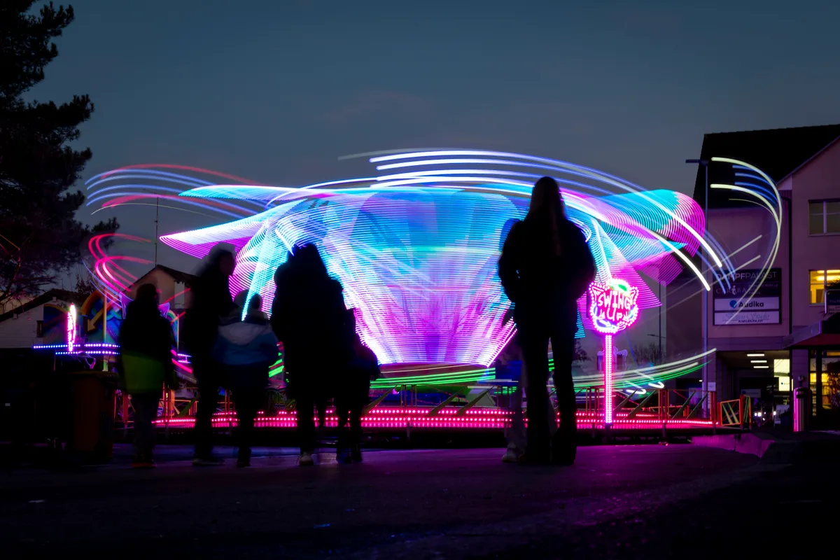 Man sieht den Trubel auf dem Uster Märt bei Nacht.